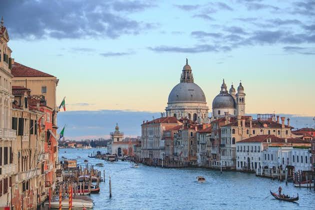 Privater Transfer von Budapest nach Venedig mit 2 Stunden Sightseeing