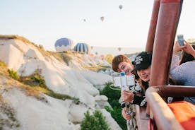 カッパドキア上空を飛ぶバジェット熱気球
