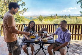 Dégustation de vins et produits typiques de la Toscane sur la terrasse panoramique