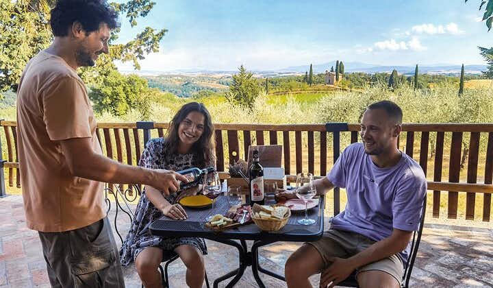 Dégustation de vins et produits typiques de la Toscane sur la terrasse panoramique