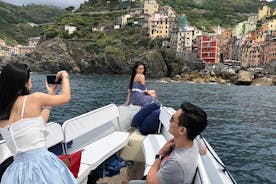 Recorrido privado en barco al atardecer a lo largo de la costa de Cinque Terre con cata de vinos