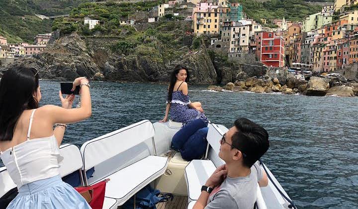 Private Boat Tour Along the Cinque Terre 