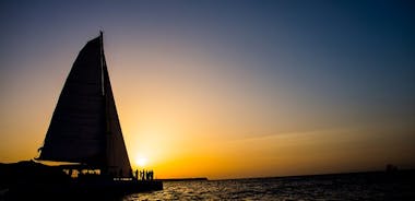 Croisière romantique en catamaran au coucher du soleil dans la caldeira avec repas et boissons