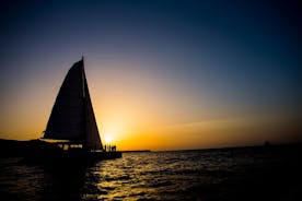 Romantisk Sunset Catamaran Caldera Cruise inkl. Måltid og drikkevarer