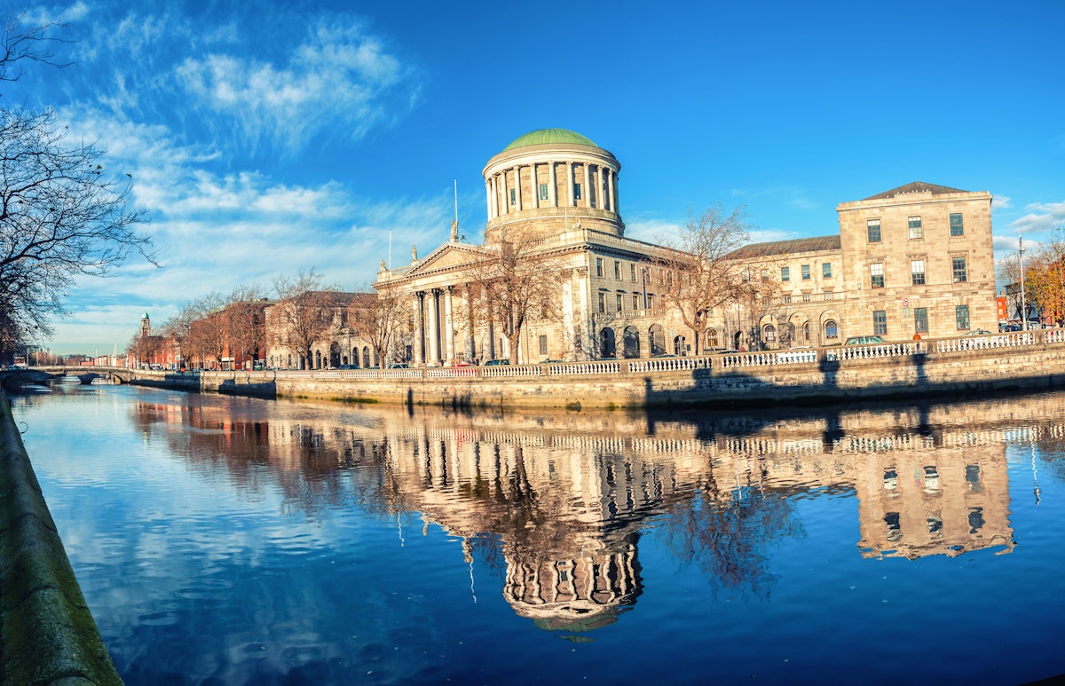 Four courts. Здание 4 судов Дублин. Верховный суд Северной Ирландии. Дублин лекция. Дублин здание 4 коллегий.