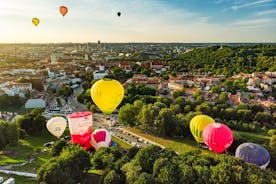 Varmluftsballongtur over gamlebyen i Vilnius