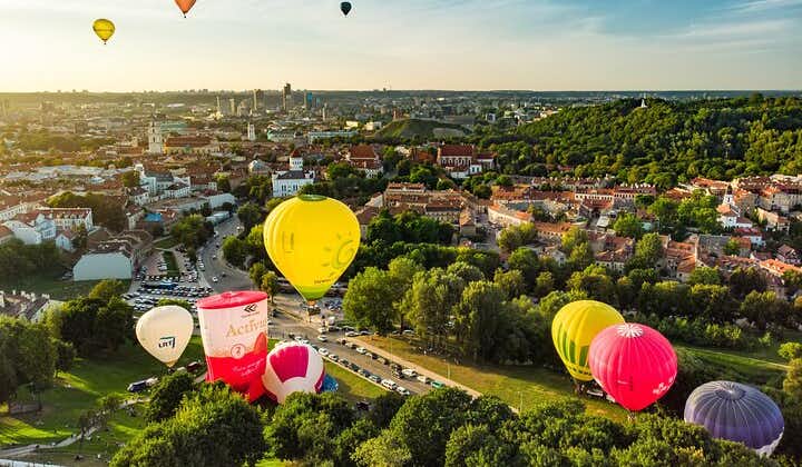ヴィリニュス旧市街上空を飛ぶ熱気球