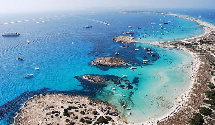 Gita di un giorno a Formentera da Ibiza su catamarano privato di lusso