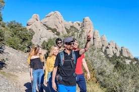 バルセロナを出発してサンタ・マリア・モンセラート修道院付属大聖堂と自然公園のハイキングを楽しむ少人数グループのプレミアムツアー