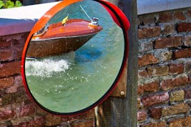 Venedig genom ögonen på en venetiansk promenad och lyxig privat vattentaxi