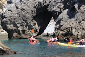 Kayak tour from Sesimbra to Ribeira do Cavalo Beach, passing through the caves