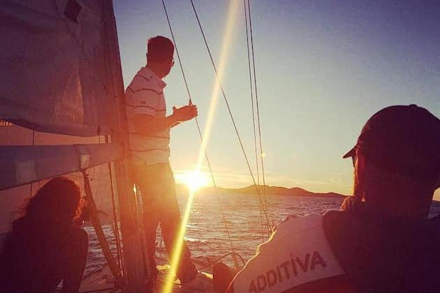 Experimente la navegación romántica al atardecer en un moderno yate de vela de 36 pies (11 m) | Hvar