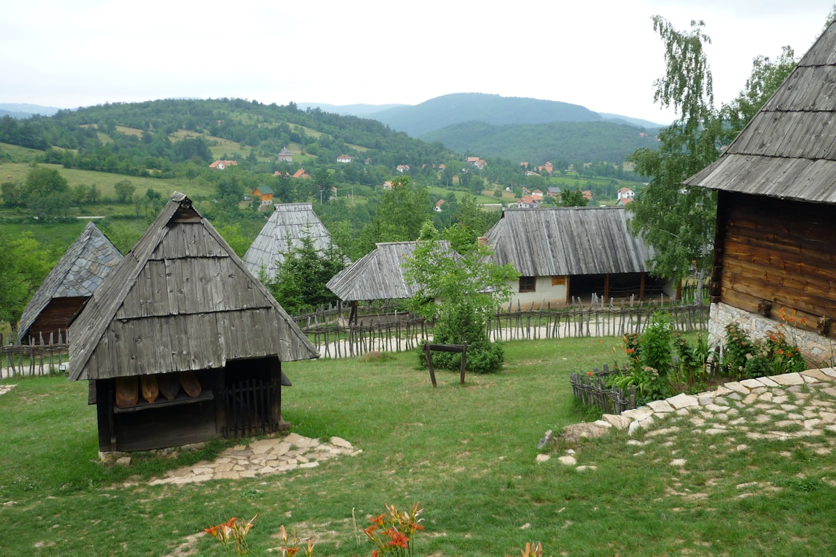 Села сербии. Деревня Сирогойно Сербия. Деревня Златибор Сербия. Этно-деревни Сирогойно. Дрвенград Сербия.