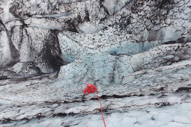 Arrampicata su ghiaccio in piccoli gruppi ed escursionismo sul ghiacciaio a Solheimajokull