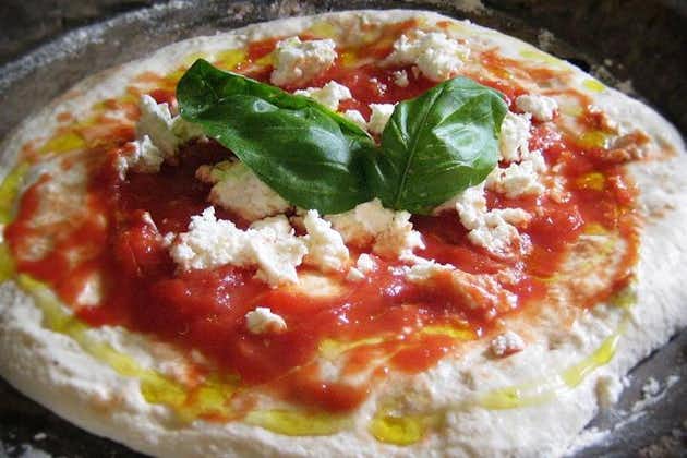 Profesjonelt pizzaverksted i Roma med en strålende italiensk kokk