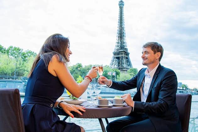 巴黎游船 (Bateaux Parisiens) 提供的塞纳河早期美食晚餐巡游和葡萄酒