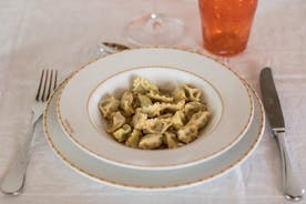 Liten gruppmarknadsresa och middagsupplevelse i ett Cesarinas hem i Bolzano