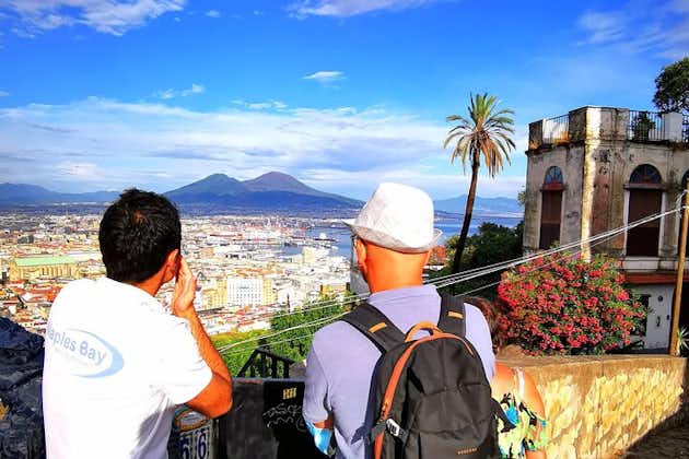 Tour a piedi panoramico di Napoli tra scale segrete e quartieri ricchi e poveri 