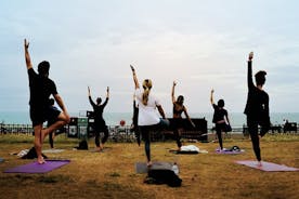 Lezione di yoga all'aperto sul lungomare di Brighton