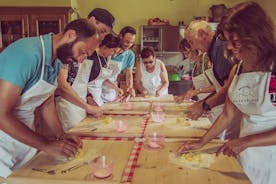 Fabrication de pâtes traditionnelles des Abruzzes avec une grand-mère locale âgée de 85 ans