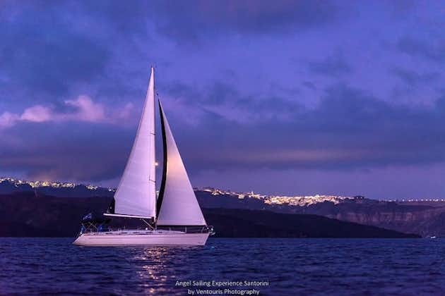 Tour privato in barca a vela al tramonto di Santorini con cena, bevande e trasferimento inclusi