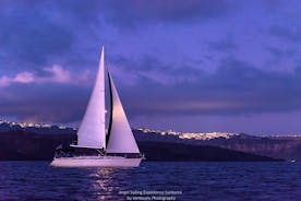 Tour privato in barca a vela al tramonto di Santorini con cena, bevande e trasferimento inclusi