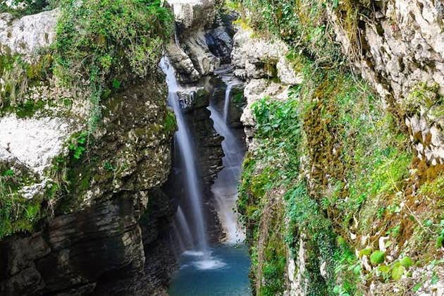 クタイシからMartvili渓谷、プロメテウス洞窟、キンチカ滝への旅