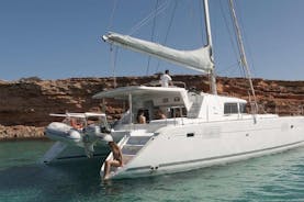 Luksus Catamaran Semi Private cruise med måltider og drikke og transport.