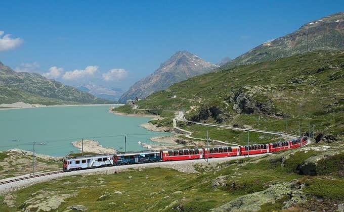Visite los Alpes suizos en una excursión en el tren Bernina Express desde Milán