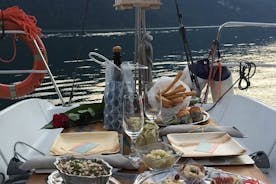 Cena romántica al atardecer en un velero en el lago de Como