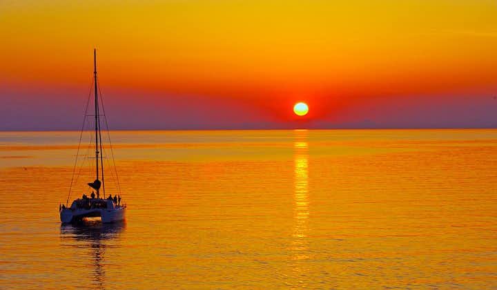 Croisière en catamaran de luxe à Santorin au coucher du soleil avec barbecue, boissons et transfert