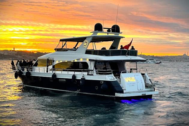Istanbul Sunset Cruise - Lussuosa crociera in yacht con guida dal vivo sul Bosforo