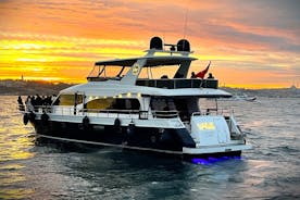 Istanbul Sunset Cruise: lujoso crucero en yate con guía en vivo en el Bósforo