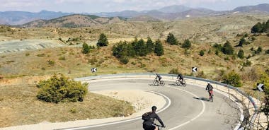 Excursão de bicicleta em declive na montanha de Dajti