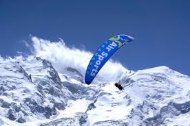 在夏蒙尼的阿尔卑斯山滑翔伞串联飞行