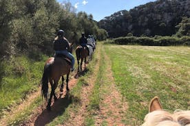 Paardrijden in Cala Fustam, Menorca, Spanje