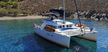 Crociera privata in catamarano di un'intera giornata da Paros con pranzo