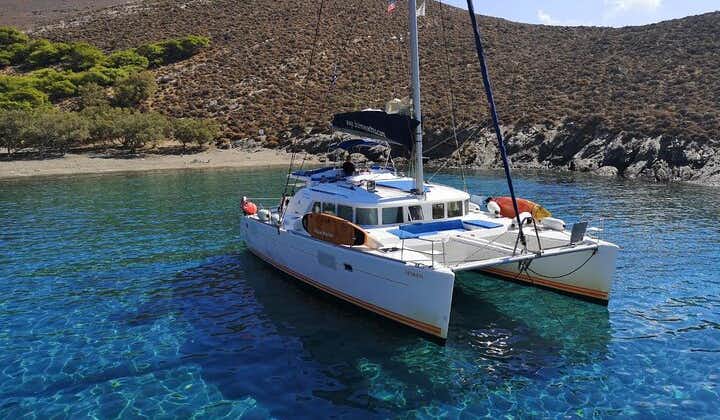 Crociera privata in catamarano di un'intera giornata da Paros con pranzo