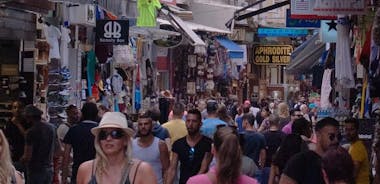 Winkelen in de kleine groepwandeling door Athene