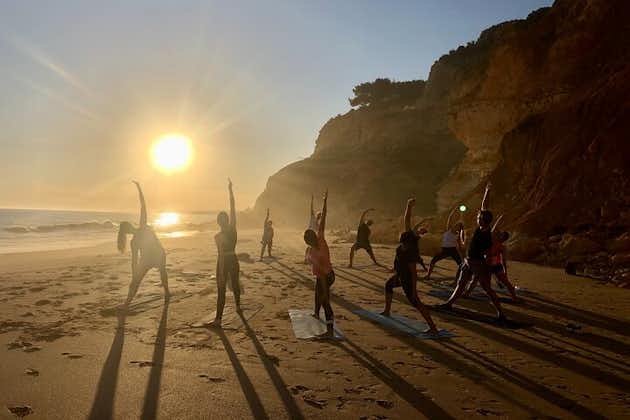 el Sol Lifestyle 在波尔蒂芒美丽的海滩做日落瑜伽