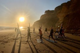 Yoga au coucher du soleil sur la magnifique plage de Portimão par el Sol
