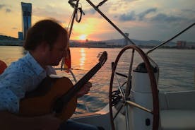 Esperienza di piccoli gruppi in barca al tramonto con chitarra spagnola dal vivo