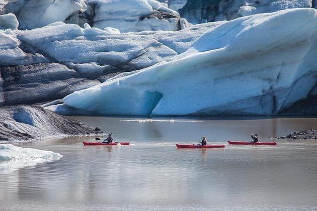 Kayak en la laguna glaciar Sólheimajökull