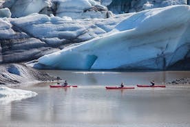 Kayak sur la lagune du glacier Sólheimajökull