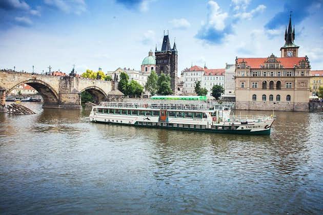 Crucero turístico con almuerzo en el río Moldava de Praga