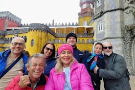 シントラ、ペナ宮殿、レガレイラ、カボ ロカ、カスカイスを通過する小グループ ツアー