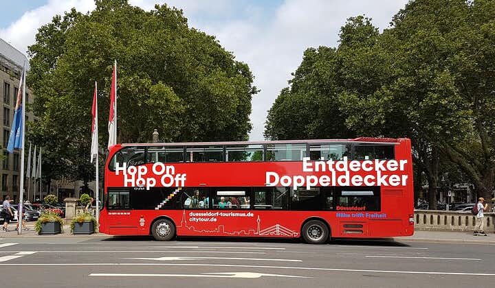 Hop-på-hop-af-tur i Düsseldorf i en dobbeltdækkerbus