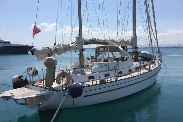 Segelcharter entlang der maltesischen Küste inkl. Mittagessen und Getränke