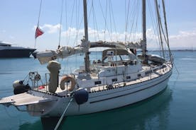Seil charter langs den maltesiske strandlinjen inkl. Lunsj og drikke