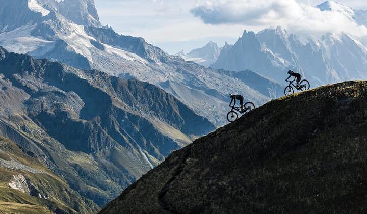 Punto de vista sobre los glaciares de Chamonix en bicicleta de montaña eléctrica
